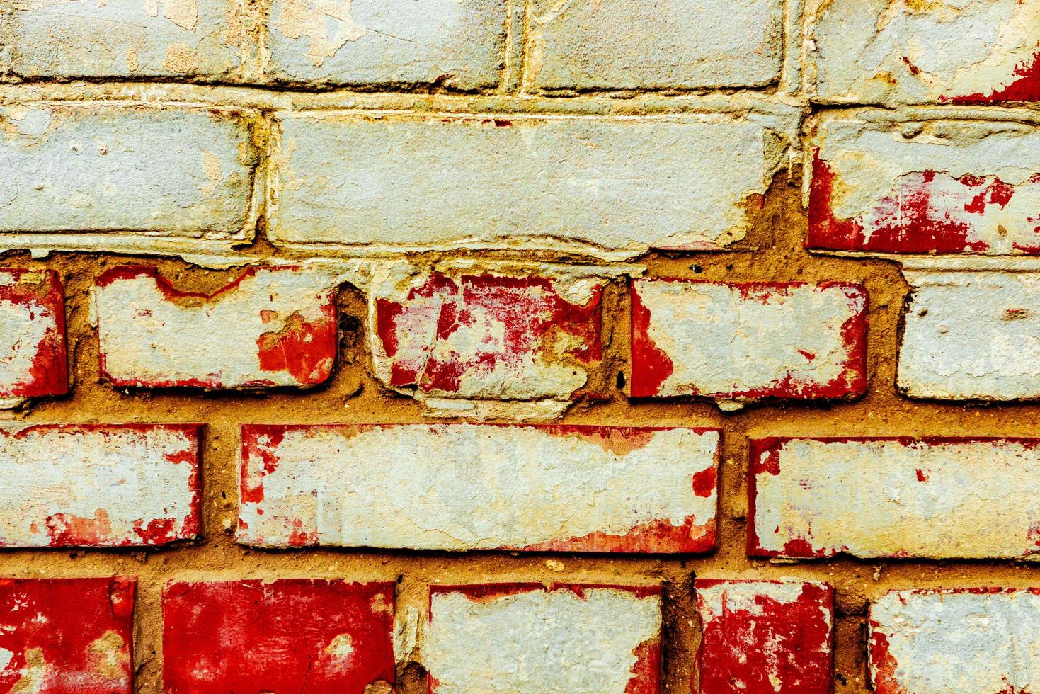 textura de uma parede de tijolos com rachaduras e arranhões foto