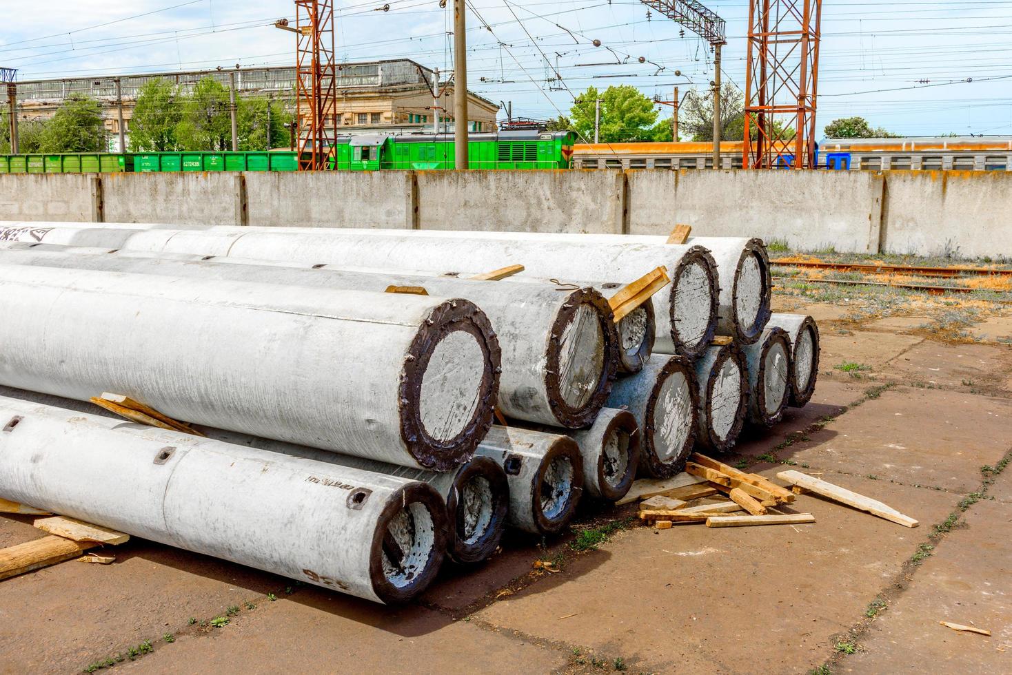 descarga de postes de concreto de alta tensão no canteiro de obras usando um guindaste foto