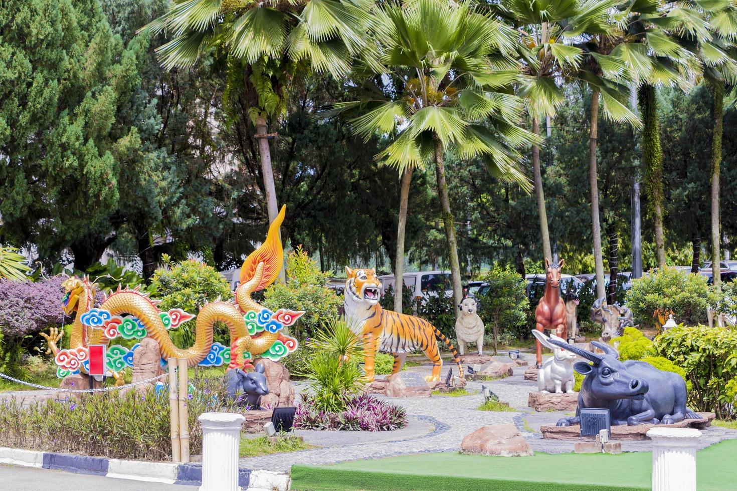 estátuas de animais e dragões no templo thean hou, kuala lumpur, malásia foto