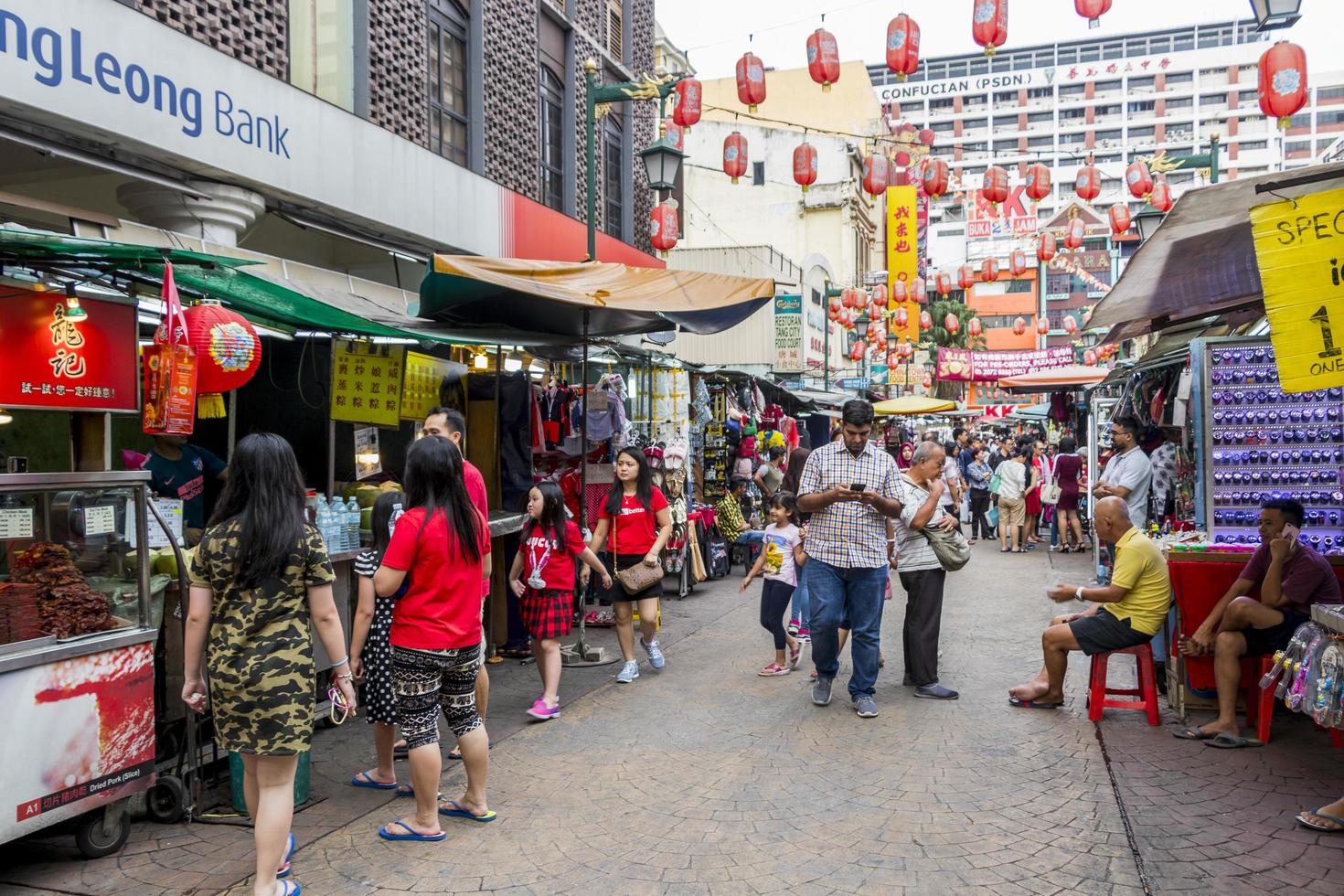 chinatown, comida de rua com pétalas de jalan em Kuala Lumpur, Malásia foto