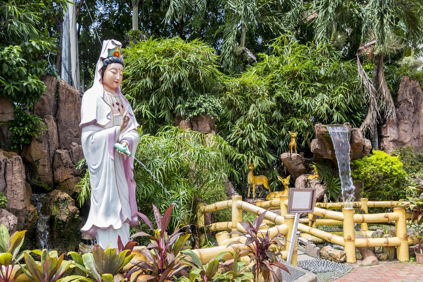 estátua sagrada deusa no templo thean hou, kuala lumpur foto