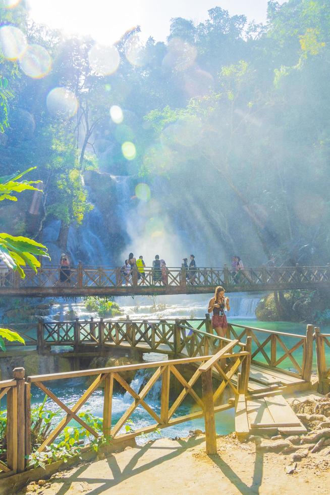 luang prabang laos 21 de novembro de 2018 pessoas na cachoeira kuang si, luang prabang, laos foto