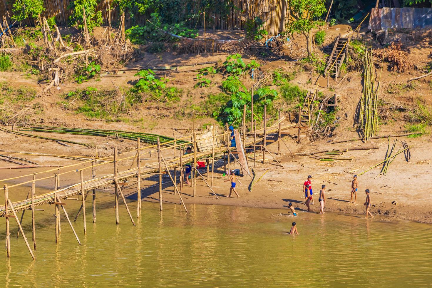 pessoas no rio mekong em luang prabang, laos, 2018 foto