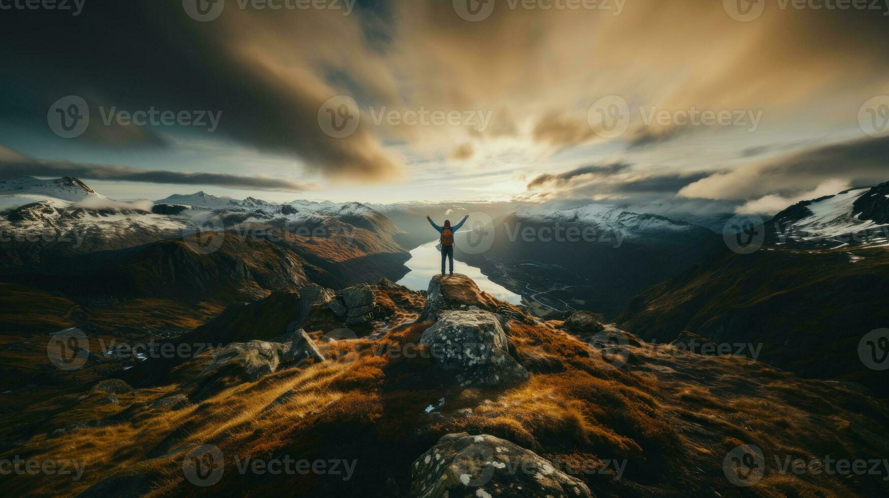 homem em pé com elevado mãos em topo do uma montanha e olhando às fiorde. foto