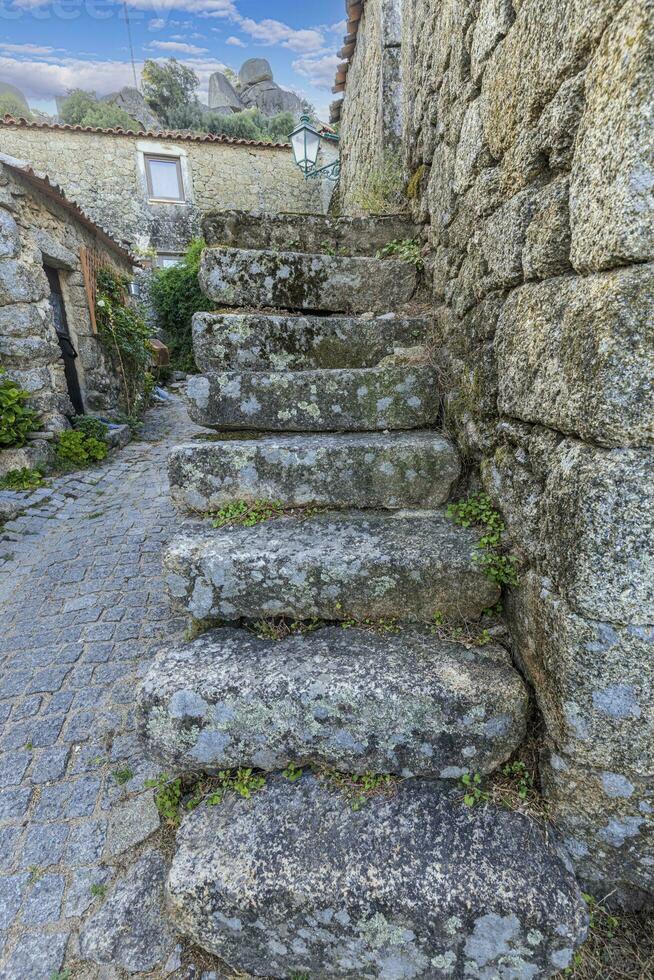 imagem do a velho, cheio pedra externo Escadaria dentro uma medieval ruína foto