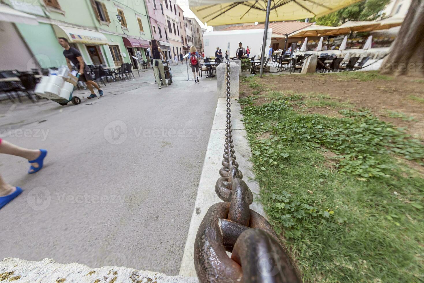 cenário ao longo a ferro cadeia este atos Como uma partição entre a trilha e uma verde área foto