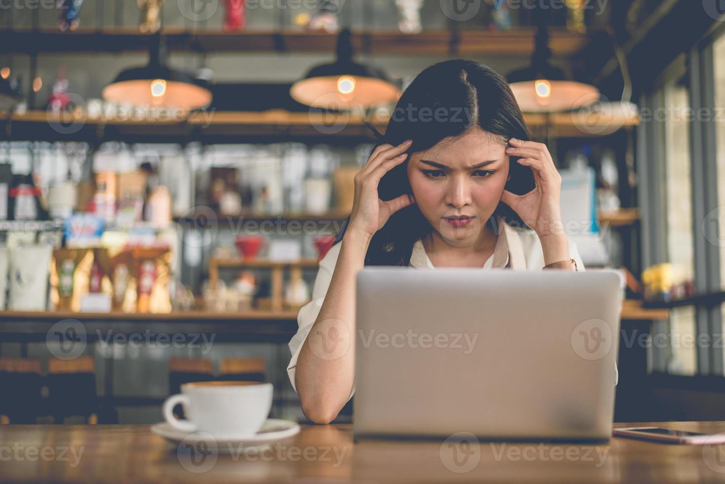 Mulher freelance asiática sublinhou a pressão no último dia foto