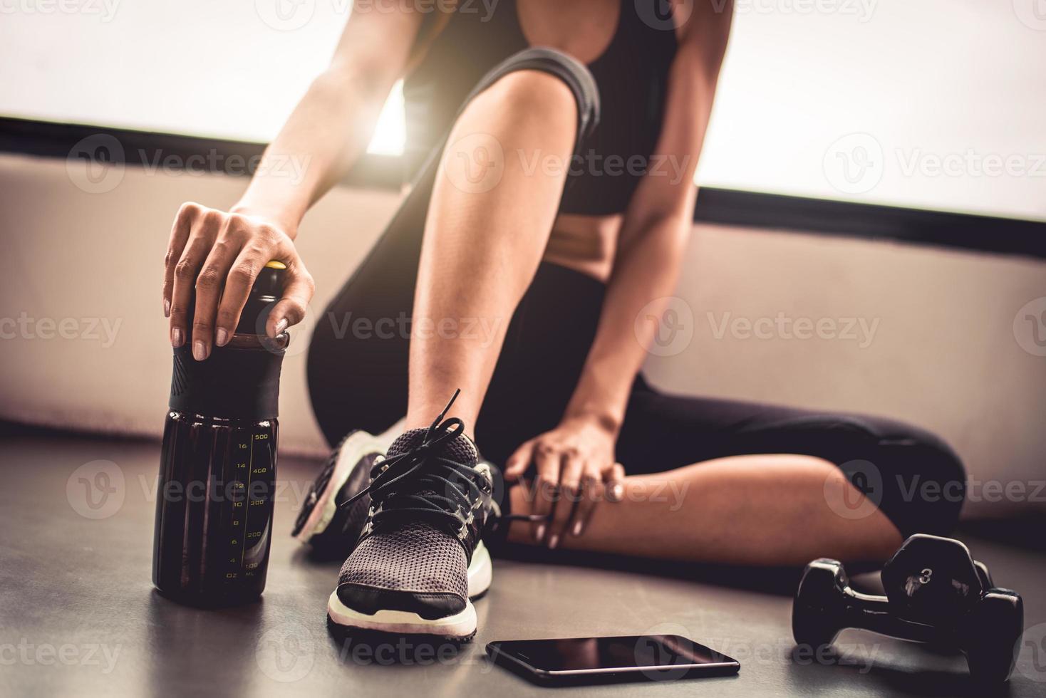 feche o treino de exercícios de mulher na academia de ginástica interna foto