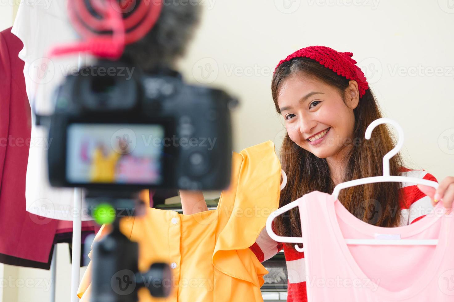 entrevista de blogger de beleza asiática vlogger com câmera digital dslr foto