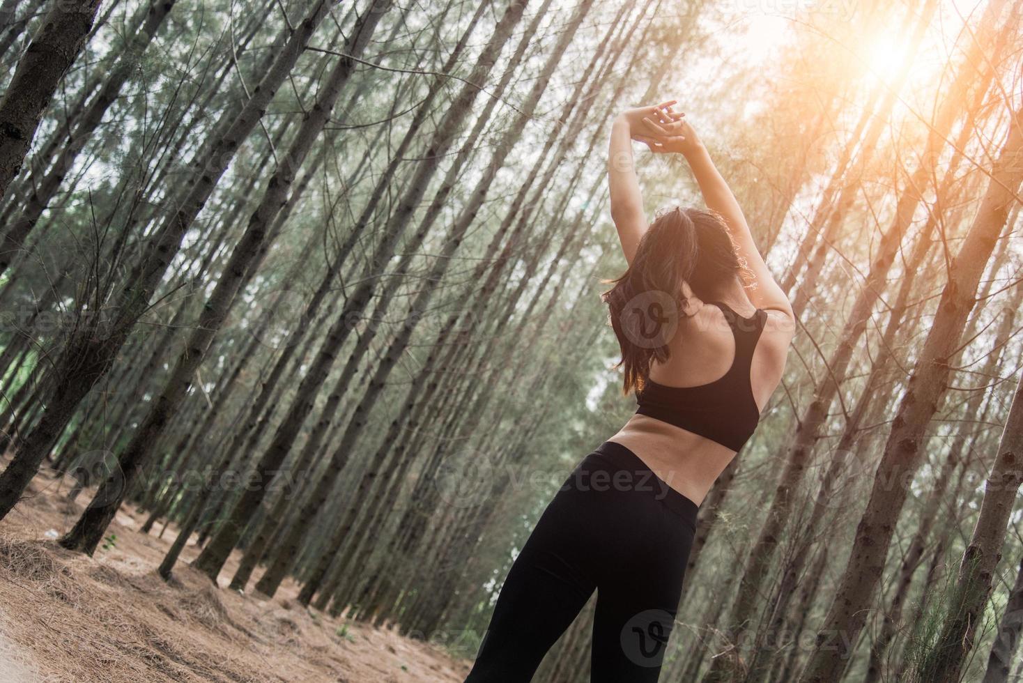 mulheres esticando os braços e respirando ar fresco foto