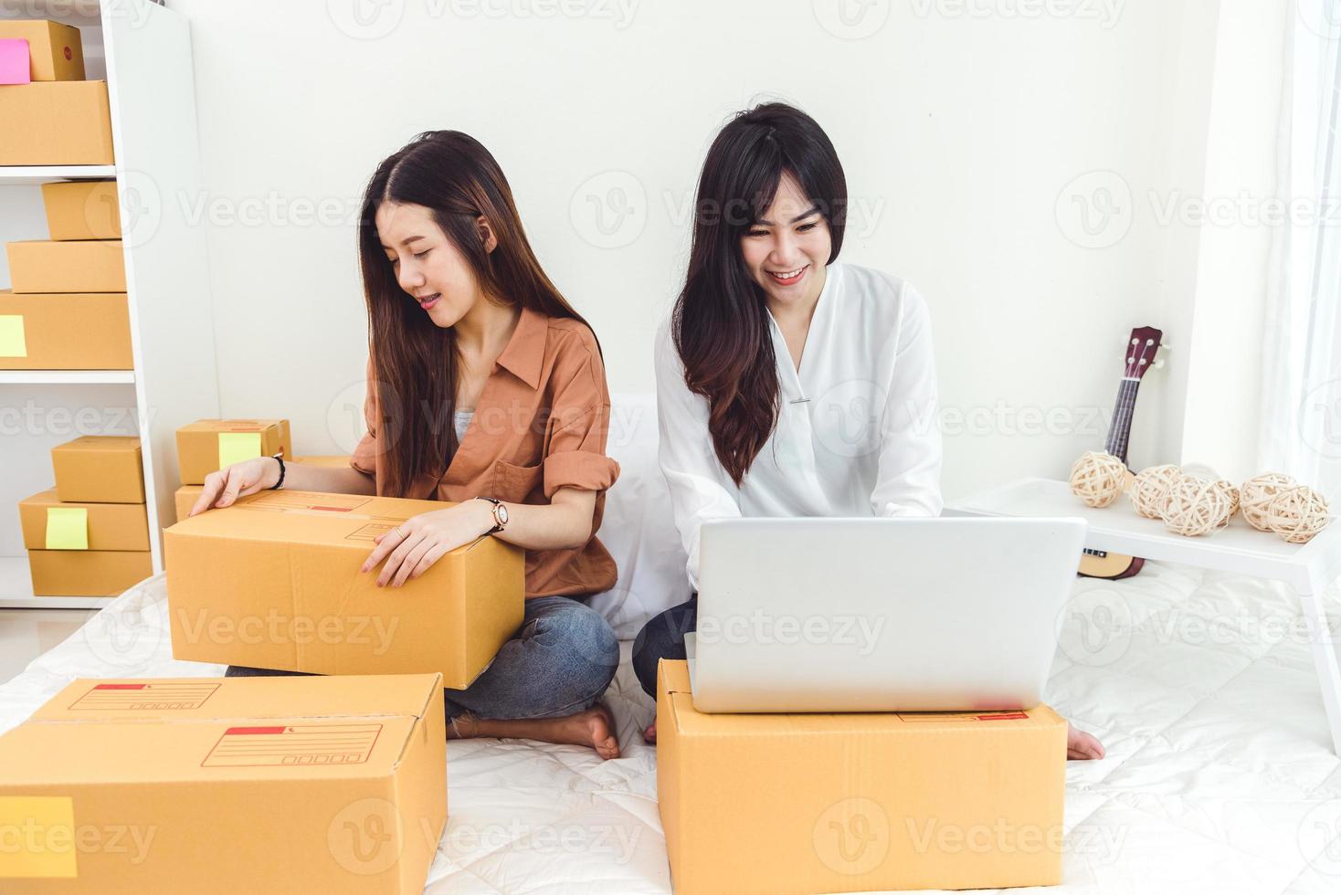 jovem mulher asiática empreendedora de pequena empresa iniciante foto