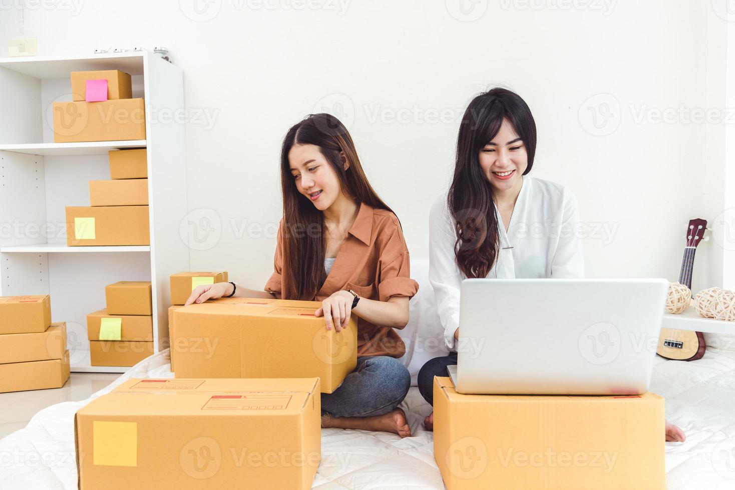 jovem mulher asiática empreendedora de pequena empresa iniciante foto