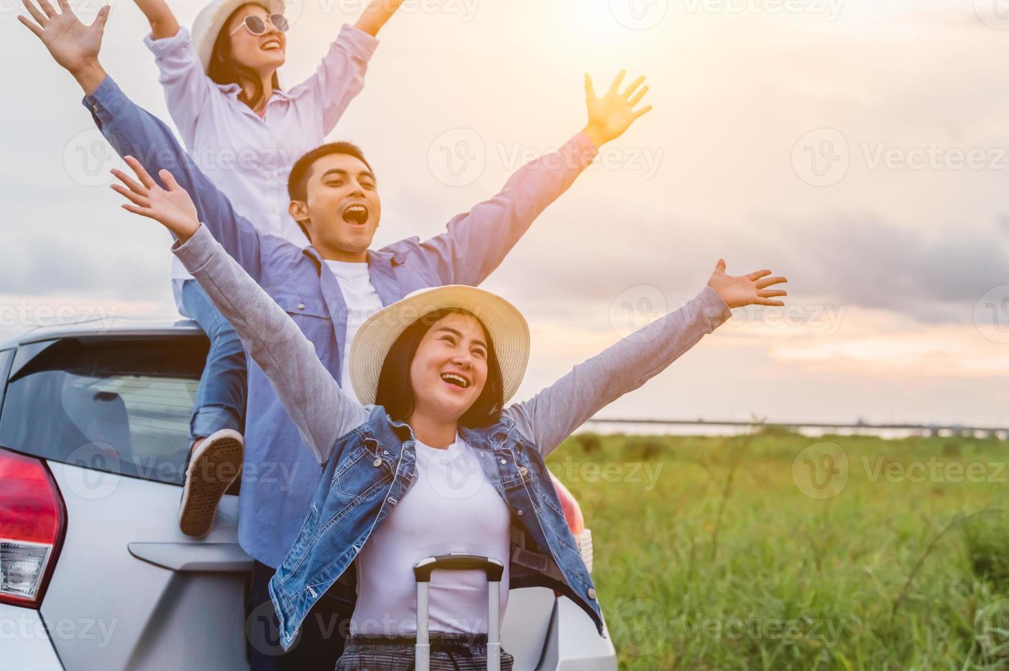 felizes amigos asiáticos abriram os braços e respiraram ar fresco foto