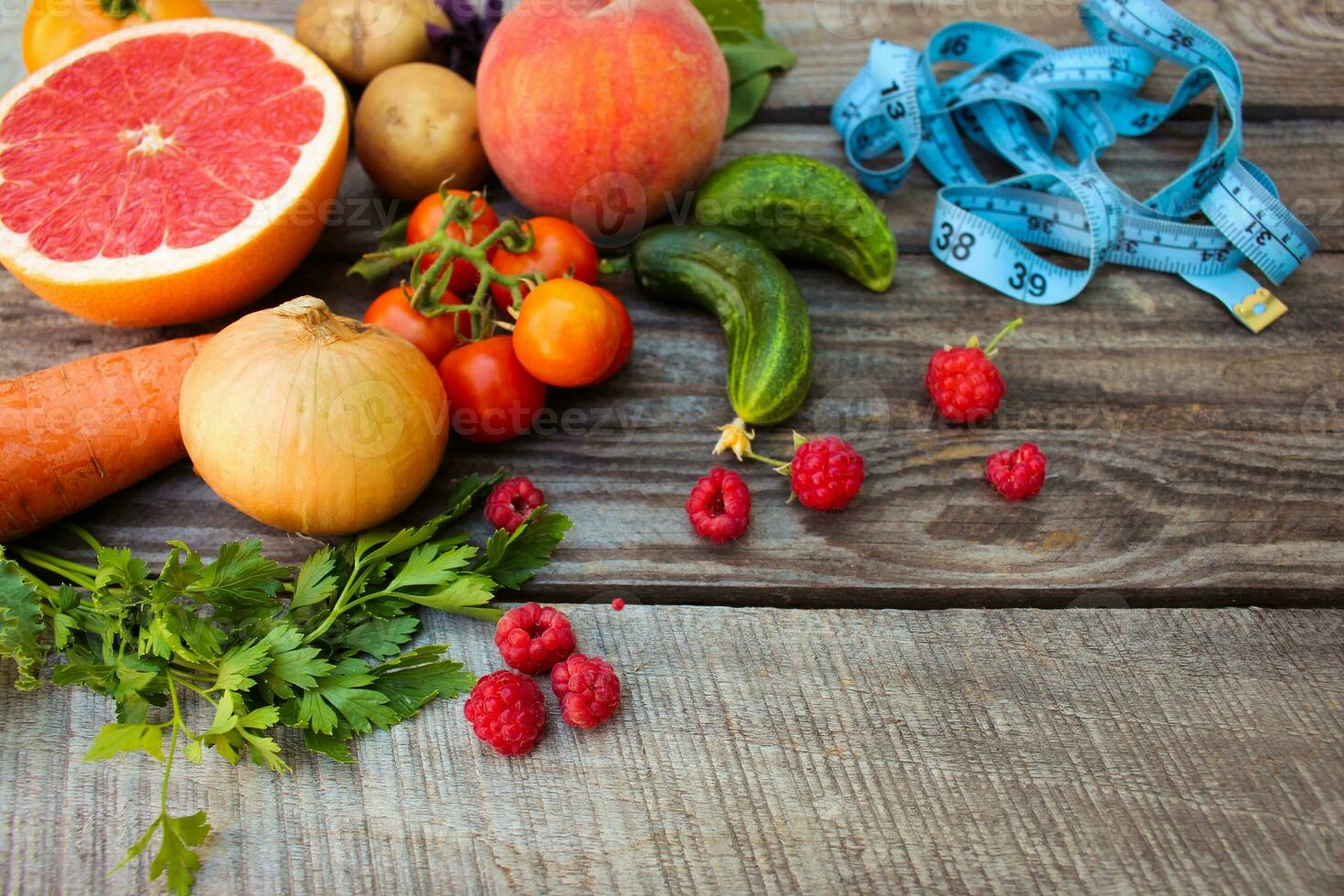 frutas, legumes e dentro a medida fita dentro dieta em de madeira fundo foto