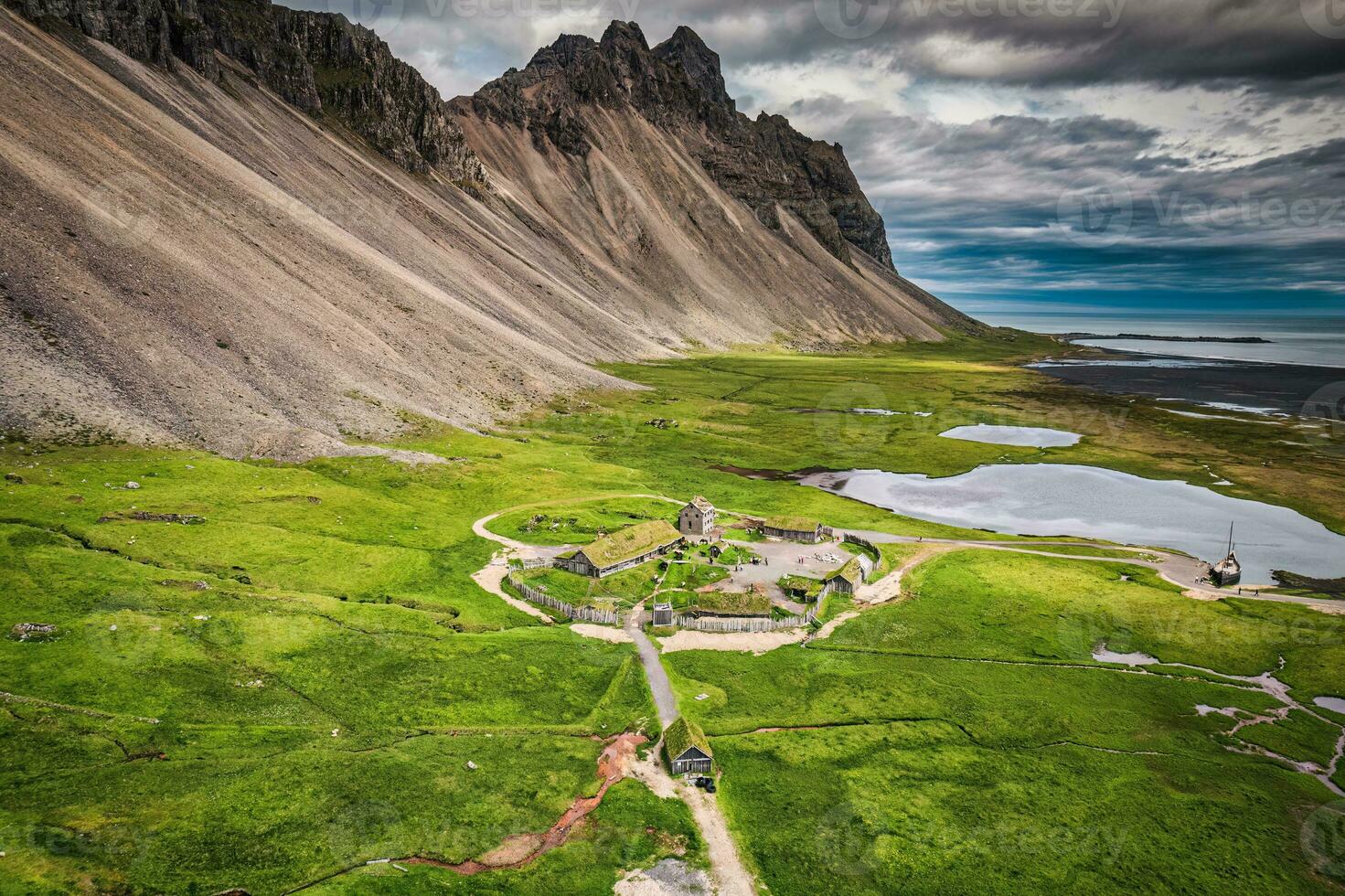 abandonado viking Vila com Vestrahorn montanha em região selvagem dentro verão Islândia foto
