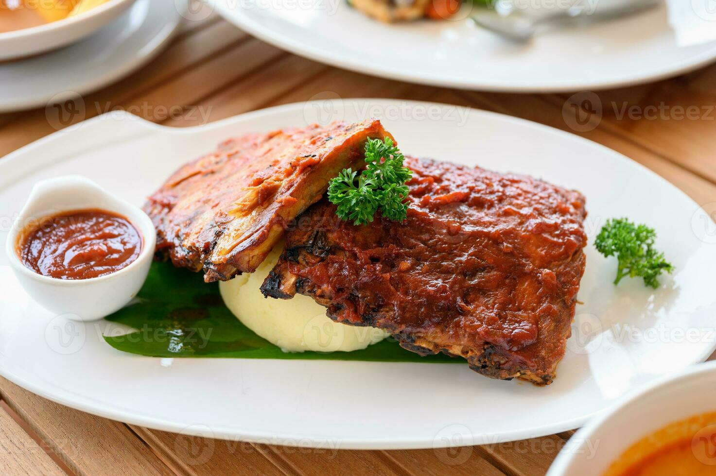 grelhado costelas carne de porco com churrasco molho em prato foto