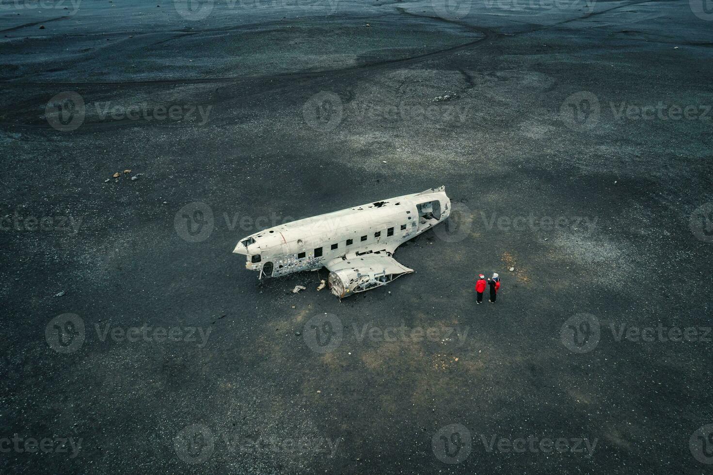 caiu militares dc 3 avião destruir em Preto areia de praia dentro Islândia foto