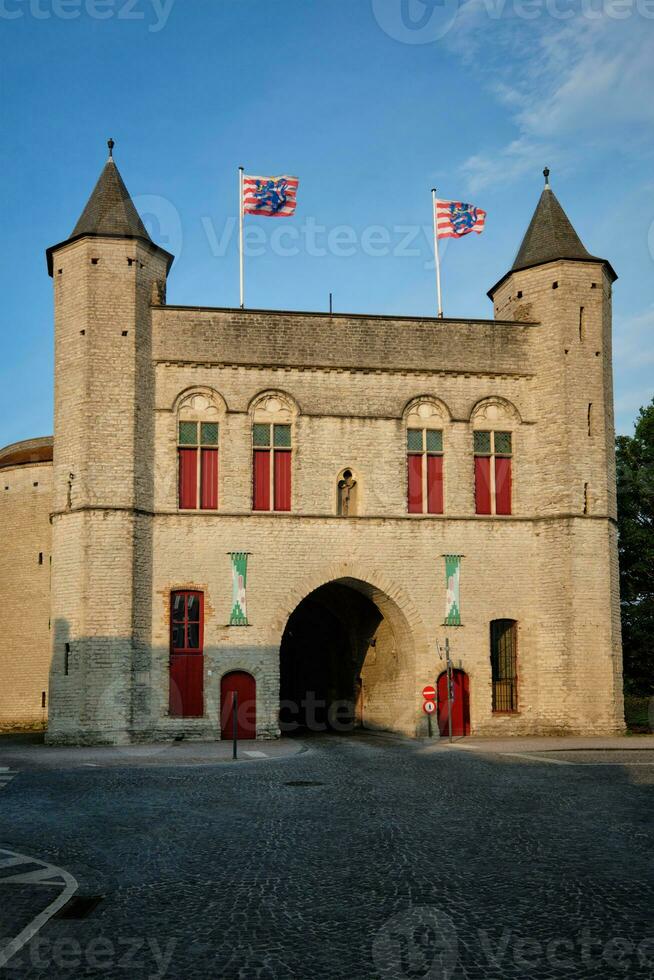 kruispoort Além disso chamado kruispoort portão com pesado torres dentro Bruxa, Bélgica foto