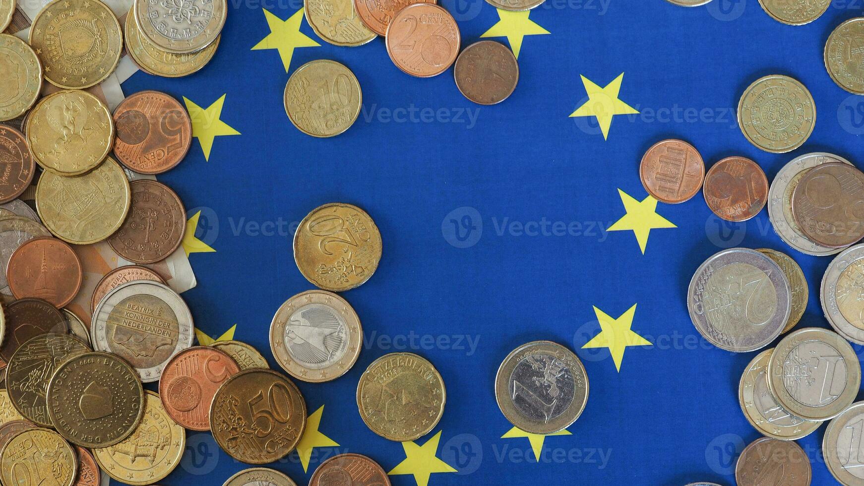 euro moedas sobre bandeira fundo foto