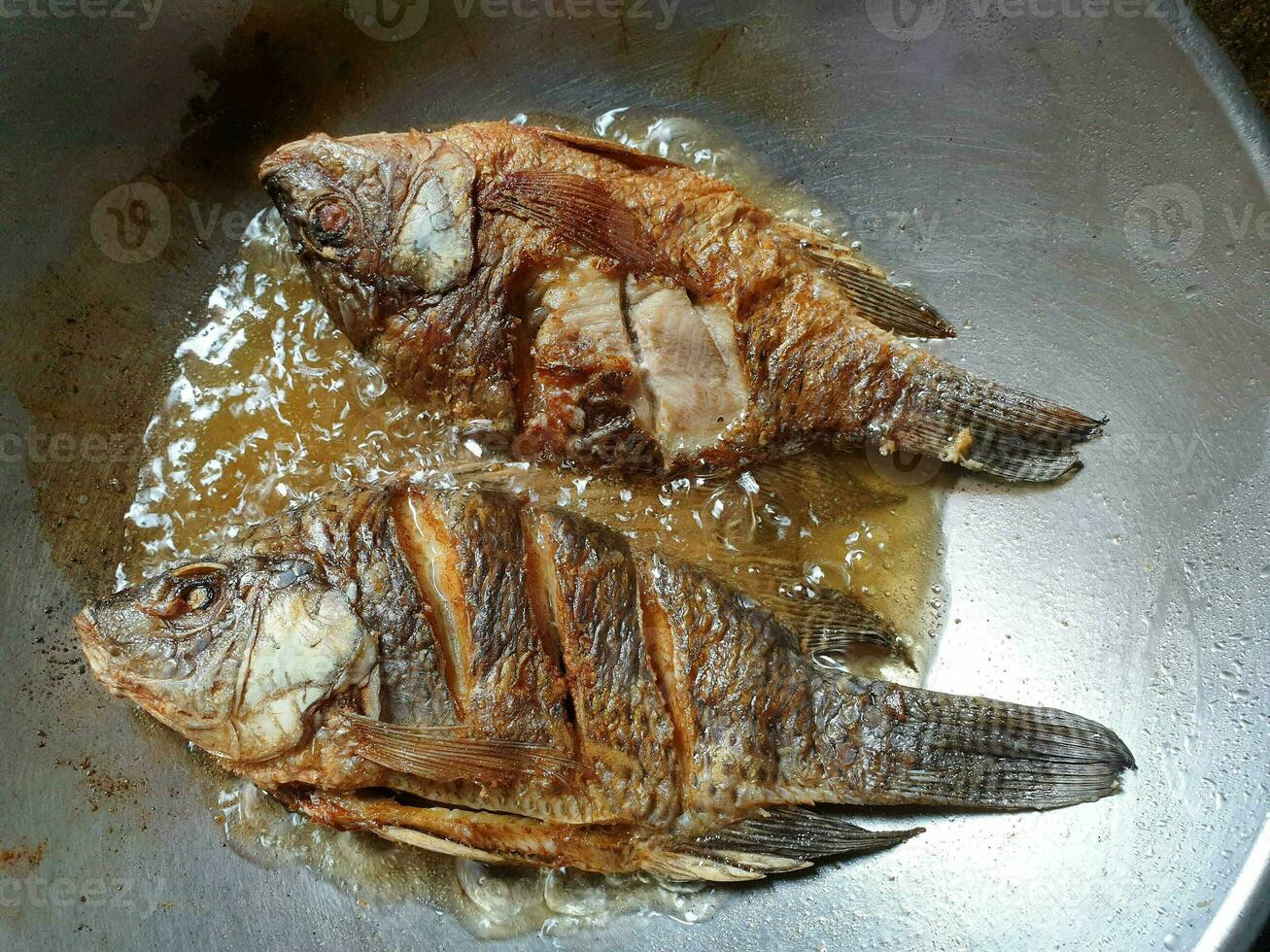 fechar-se e topo Visão do tailandês tradição e local Comida fritar em chinês frigideira. foto