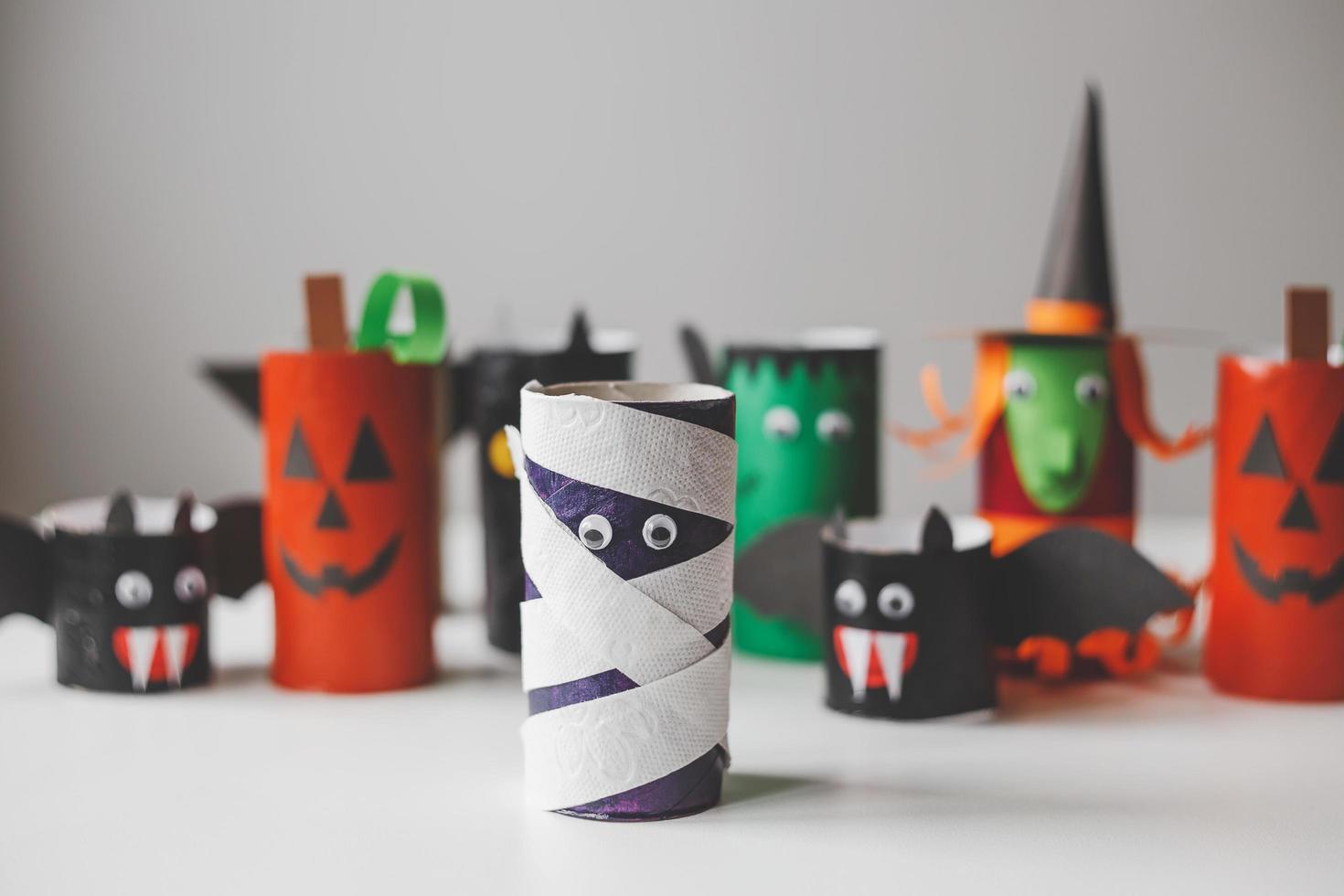 monstros de halloween de rolos de papel higiênico. artesanato infantil foto