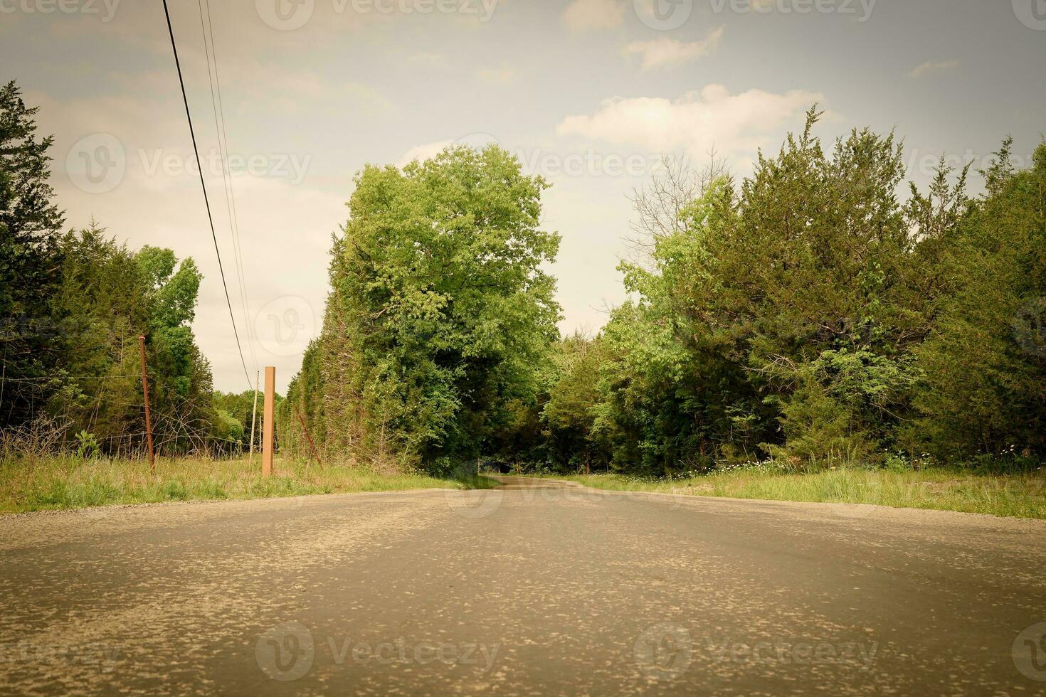 país estrada a partir de baixo ângulo com uma vintage sentir foto