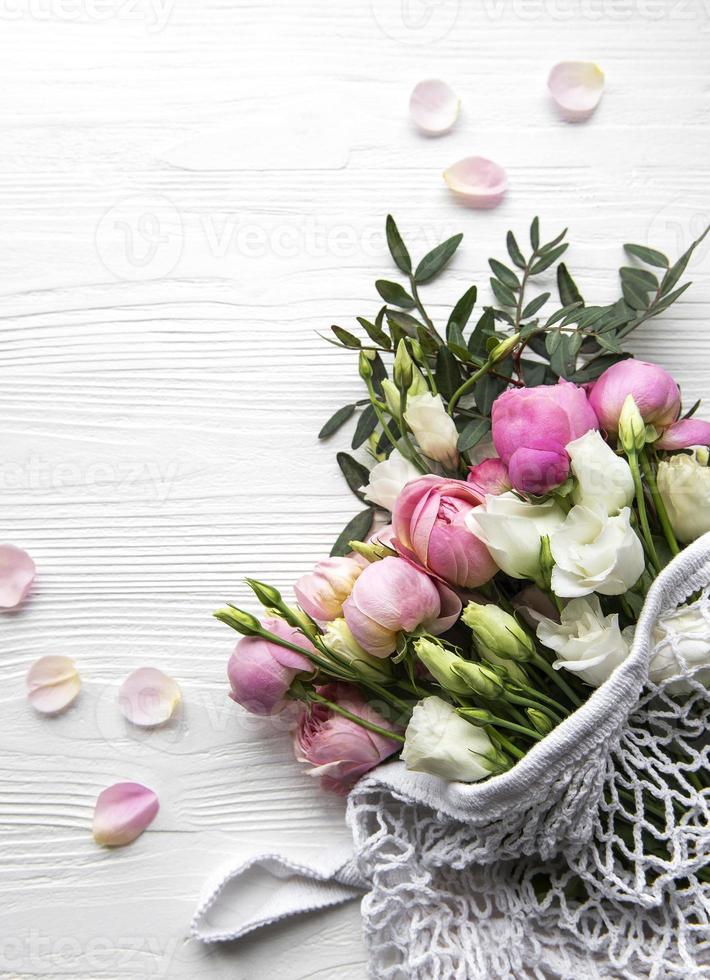 buquê de rosas cor de rosa em uma sacola de compras foto