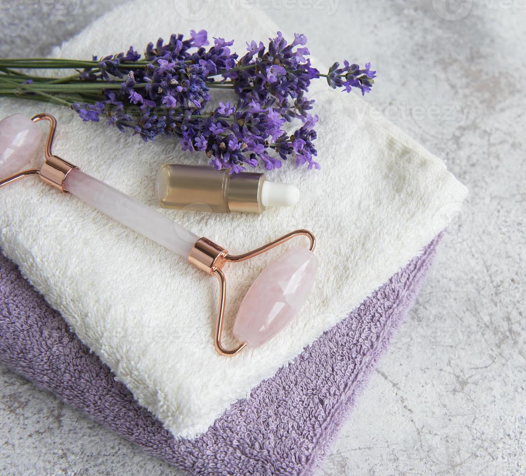 cosmético de ervas naturais com flores de lavanda foto