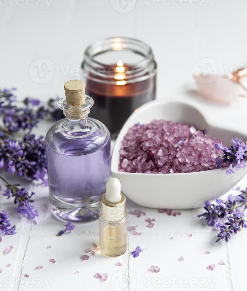 cosmético de ervas naturais com flores de lavanda foto