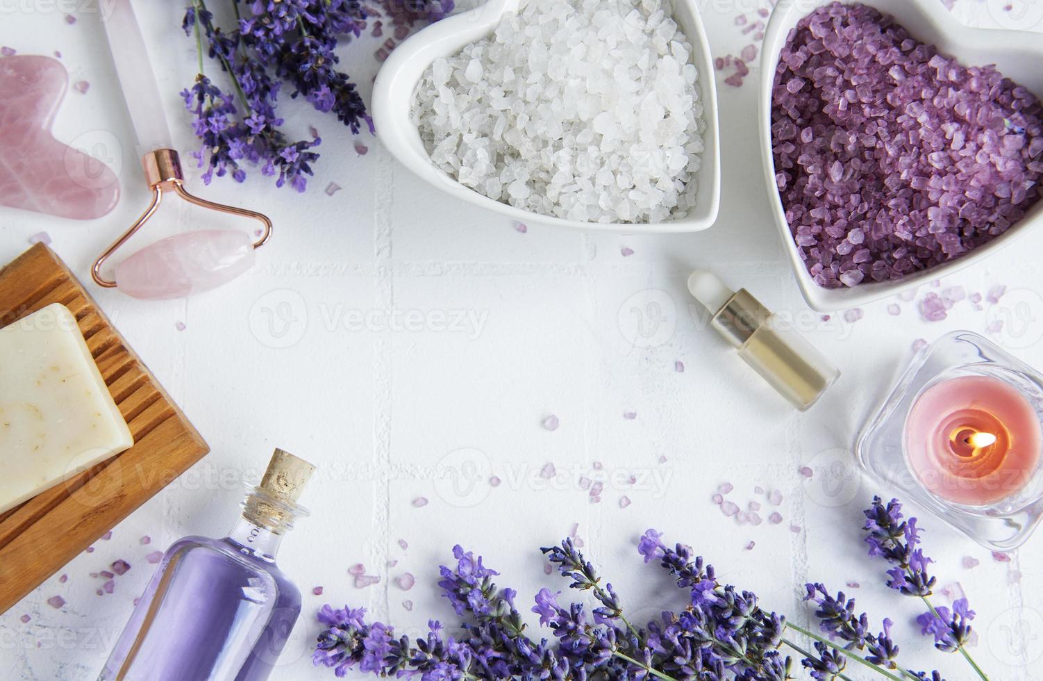 cosmético de ervas naturais com flores de lavanda foto