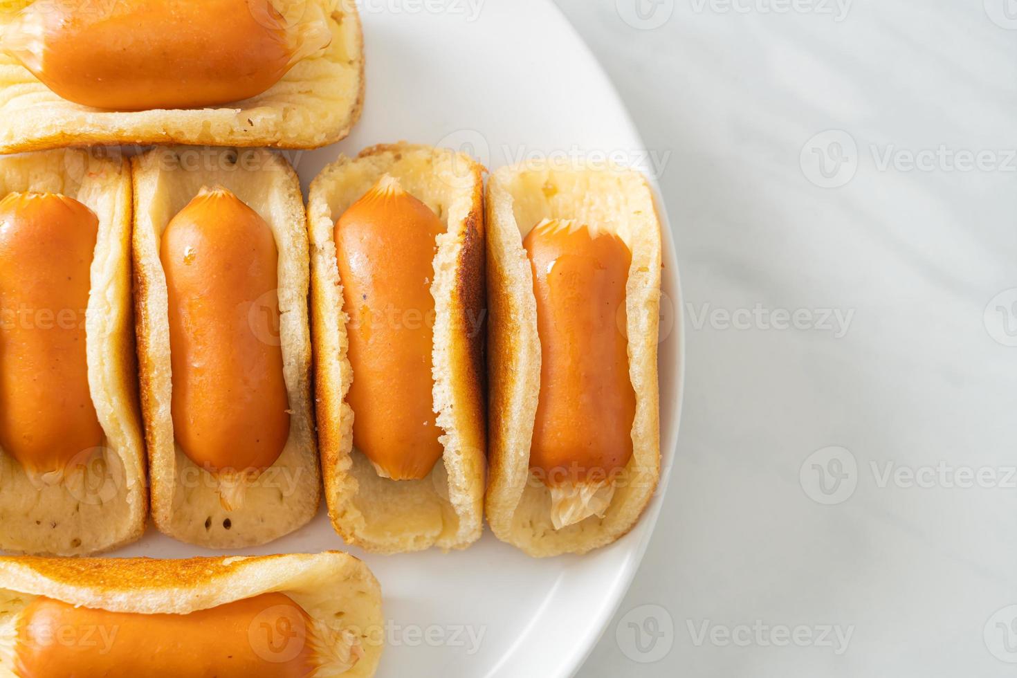 rolo de panqueca plana com salsicha foto