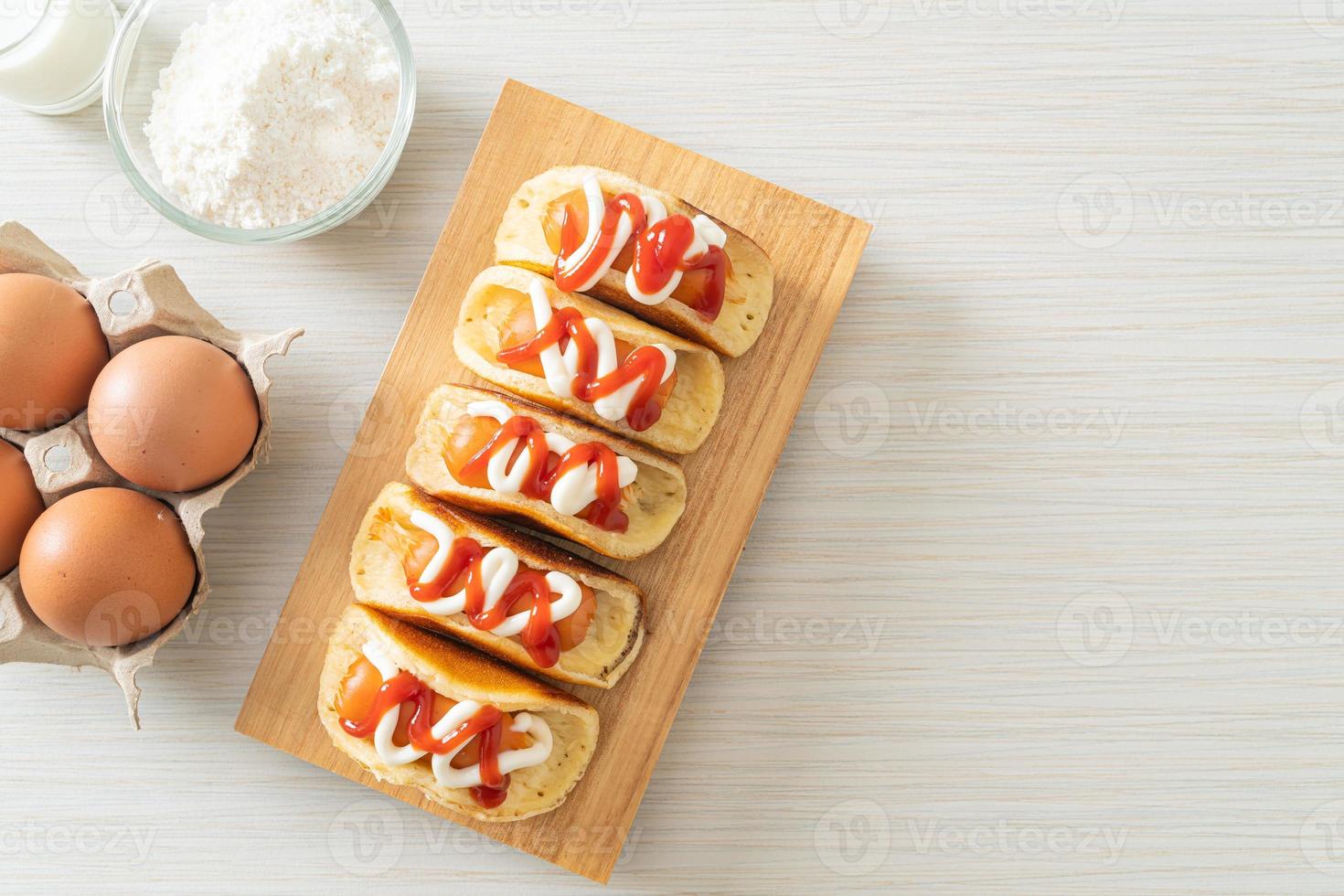 rolo de panqueca plana com salsicha foto