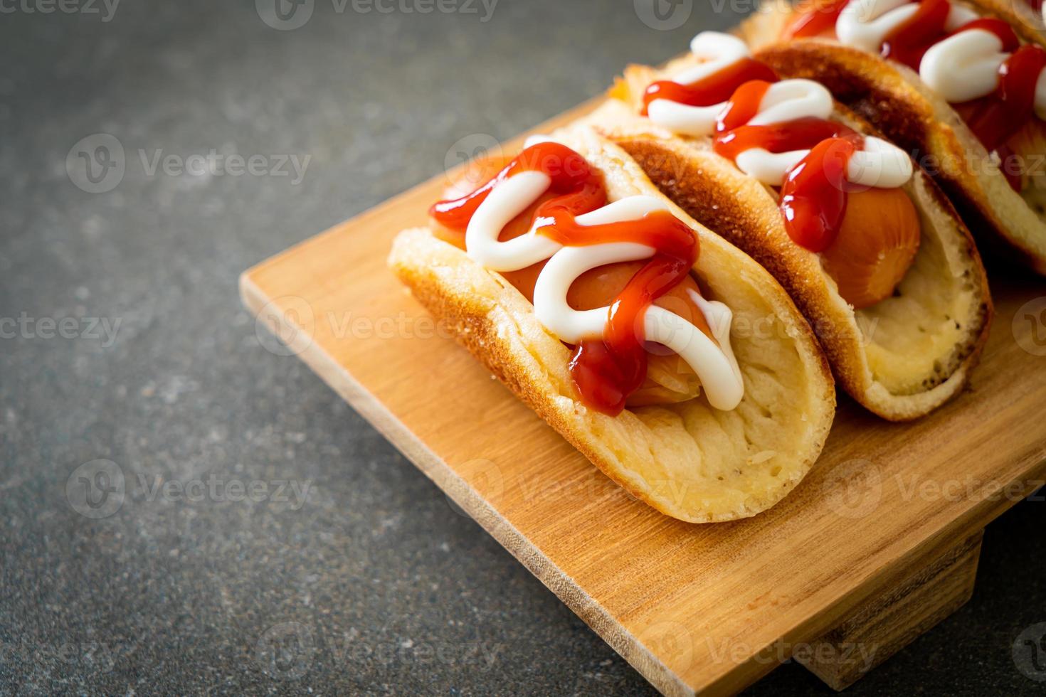 rolo de panqueca plana com salsicha foto