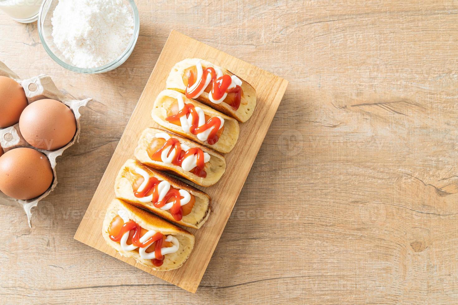 rolo de panqueca plana com salsicha foto