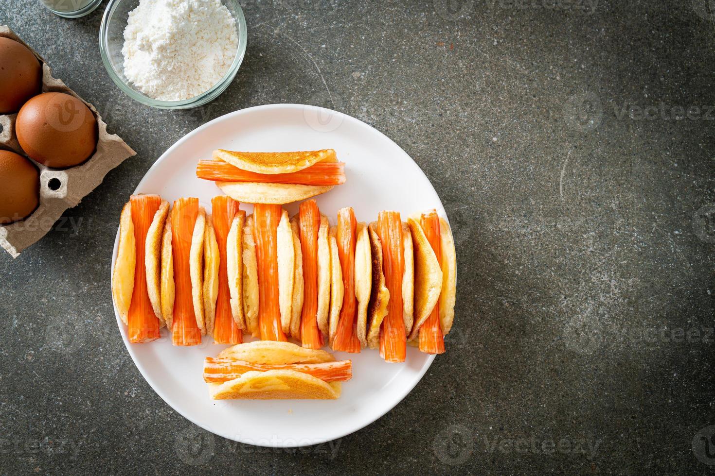 rolo de panqueca plana com palito de caranguejo foto