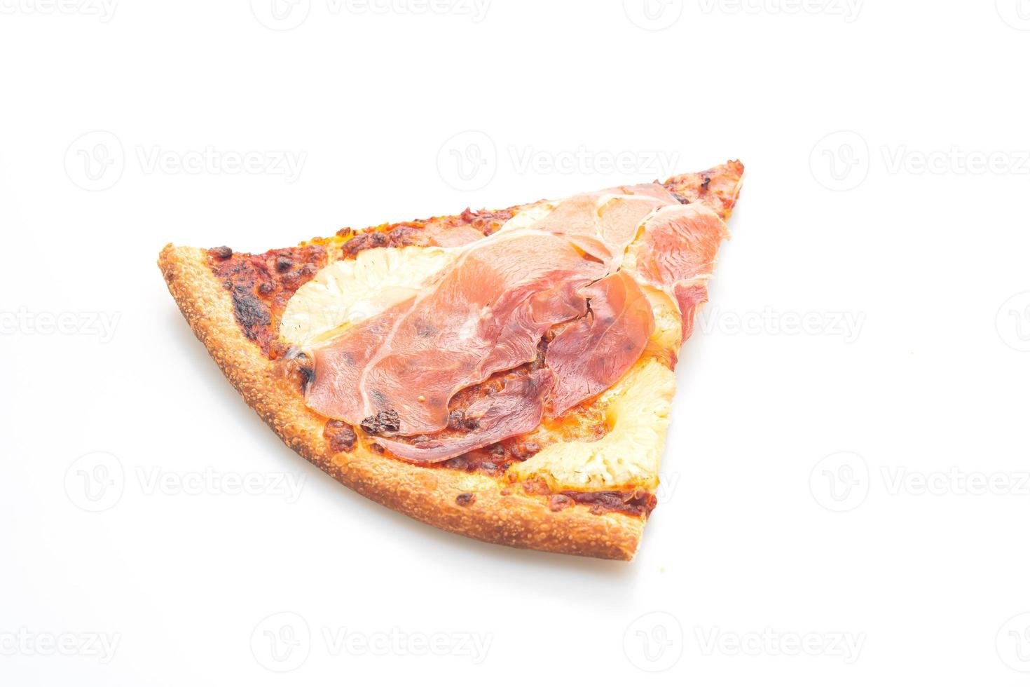 pizza com presunto ou pizza de presunto de parma em fundo branco foto