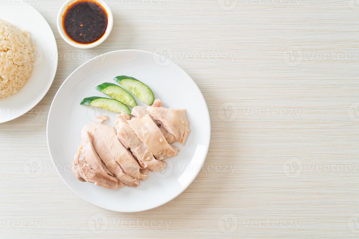 arroz de frango hainanese ou arroz cozido no vapor com canja de galinha foto