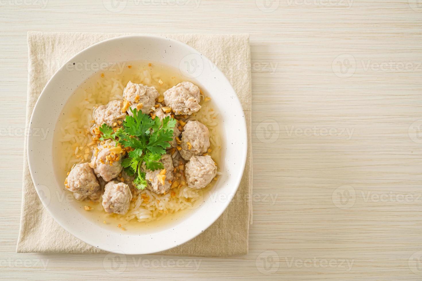 arroz cozido com tigela de porco foto