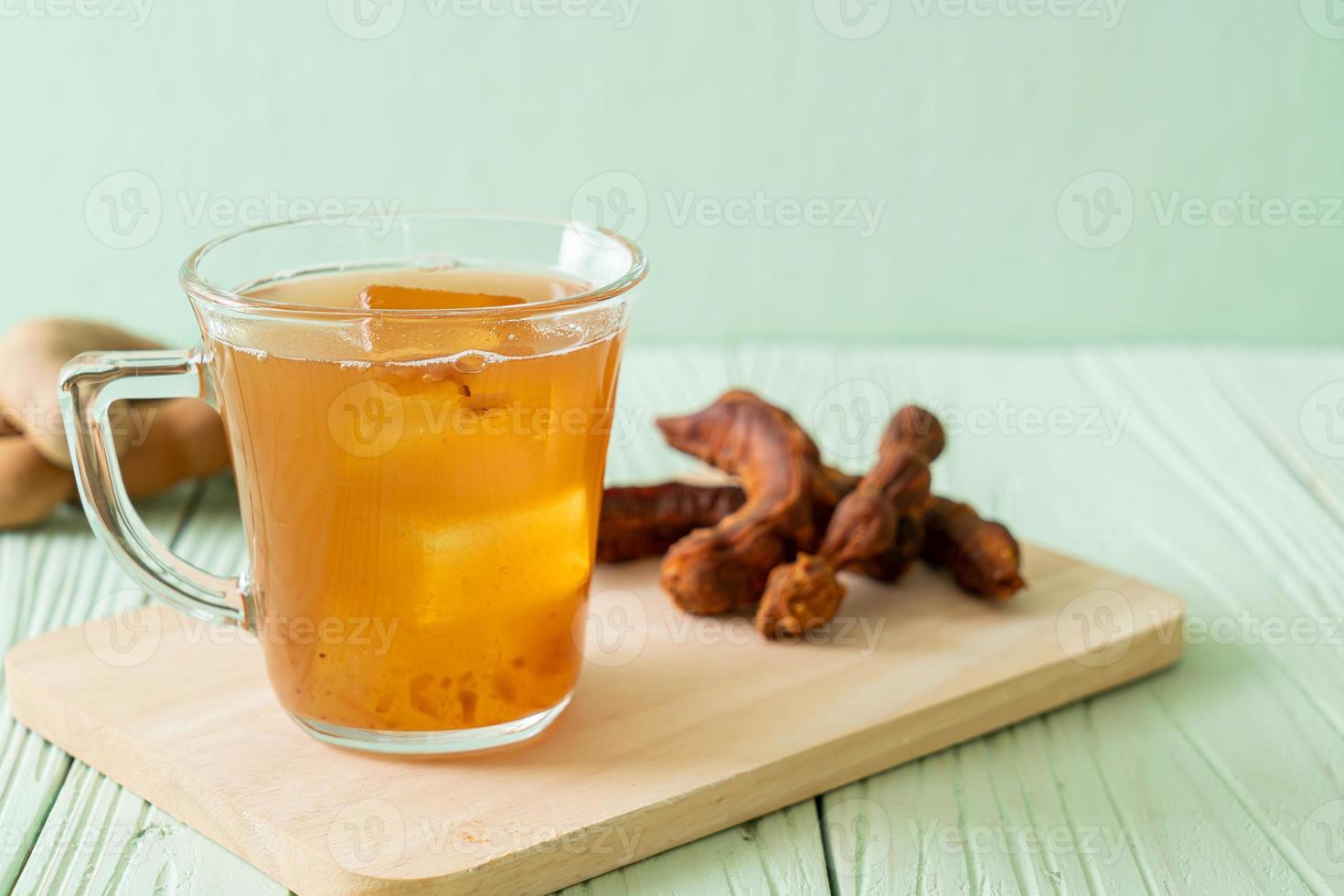 deliciosa bebida doce suco de tamarindo e cubo de gelo foto