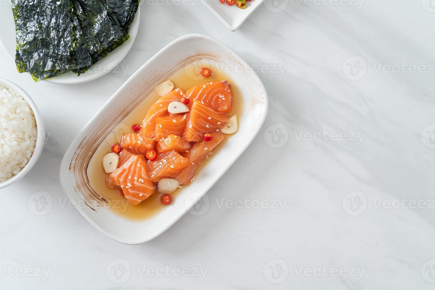 salmão fresco shoyu marinado cru ou molho de soja em conserva de salmão foto