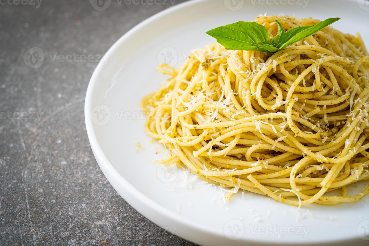 macarrão espaguete pesto - comida vegetariana foto