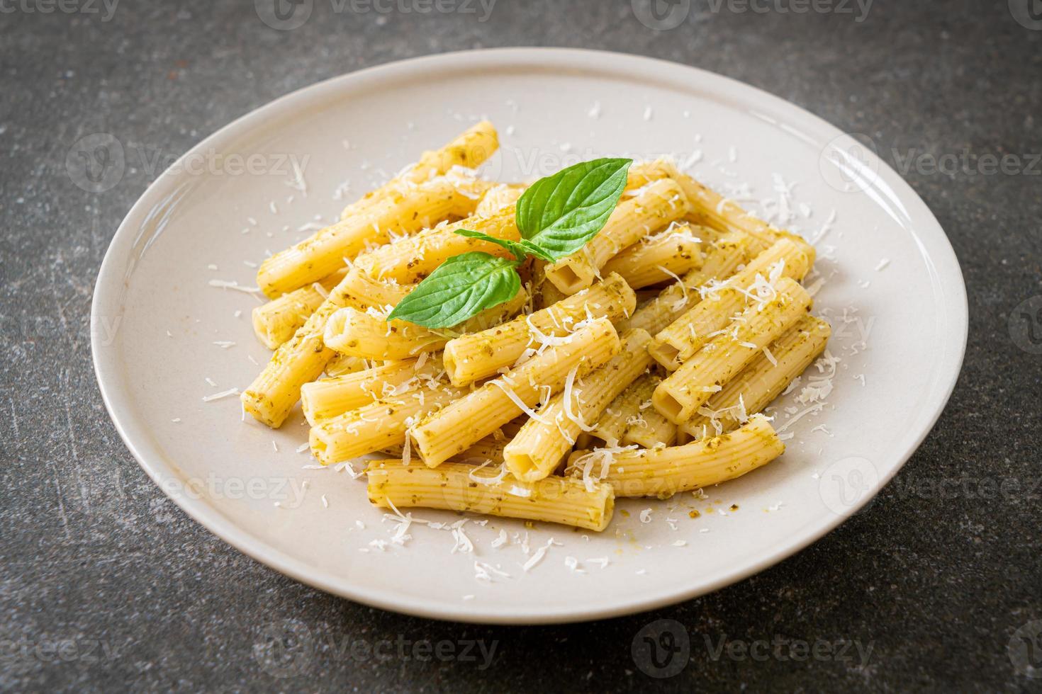 macarrão pesto rigatoni com queijo parmesão foto