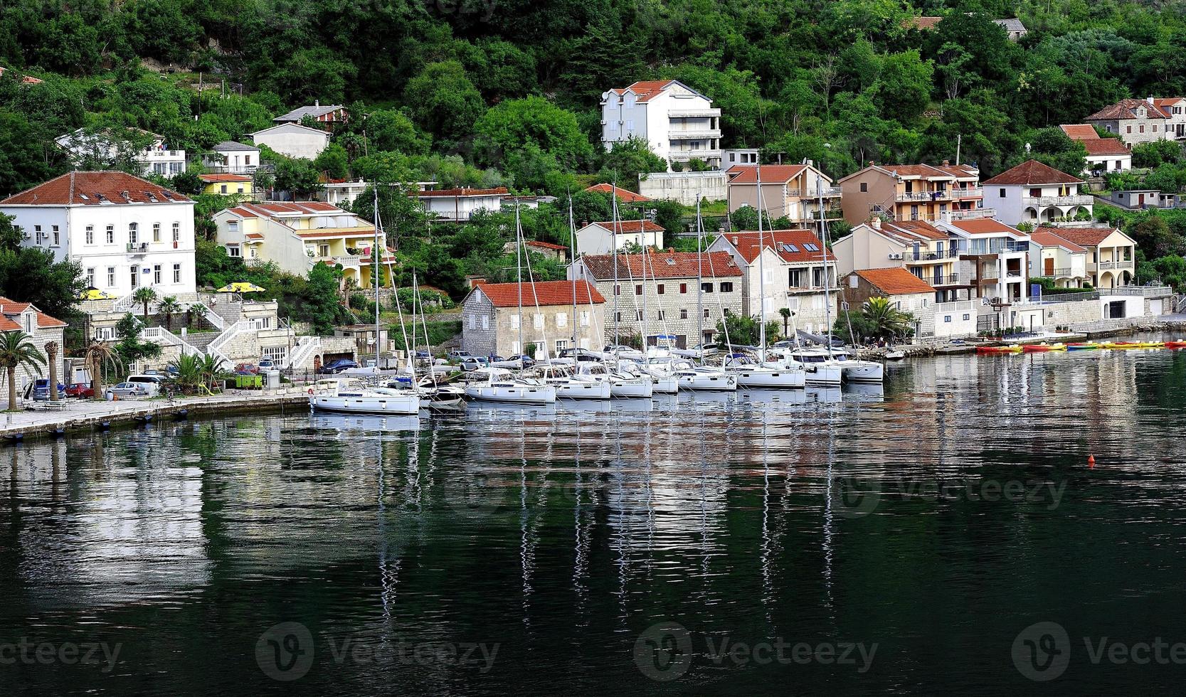 reflexos da vila na baía de kotor foto