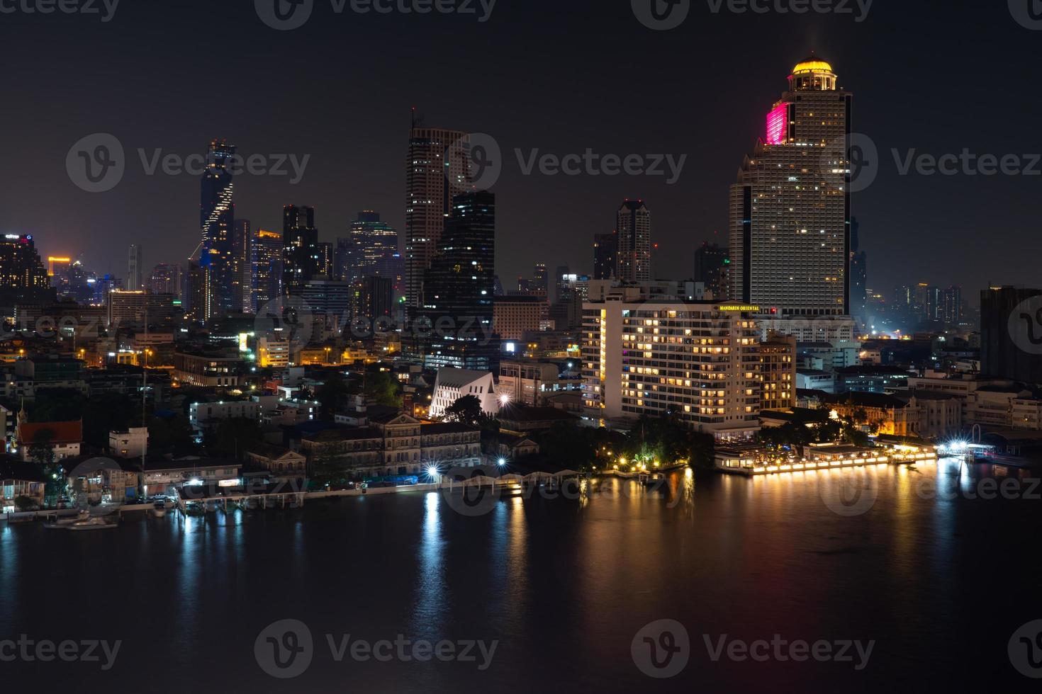 vista da cidade de Banguecoque e do rio Chao Phraya à noite foto