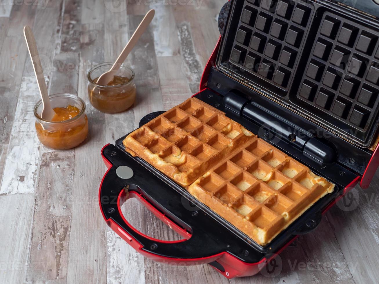 waffles belgas empilhados uns sobre os outros e em um prato foto