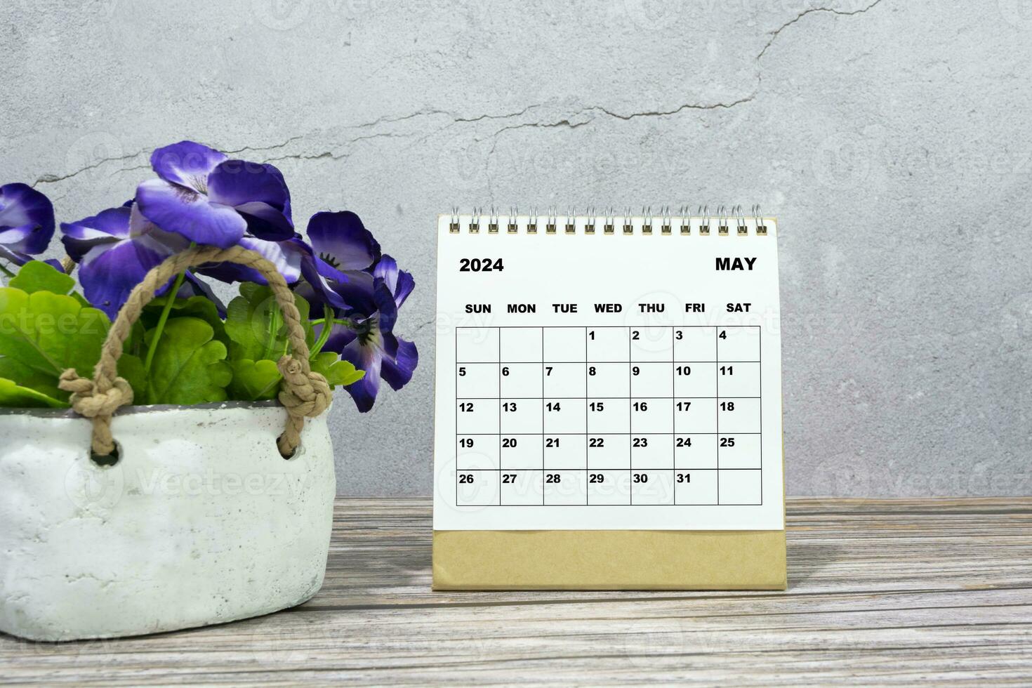 branco calendário em escritório de madeira escrivaninha com em vaso plantar. 2024 Novo ano conceito foto