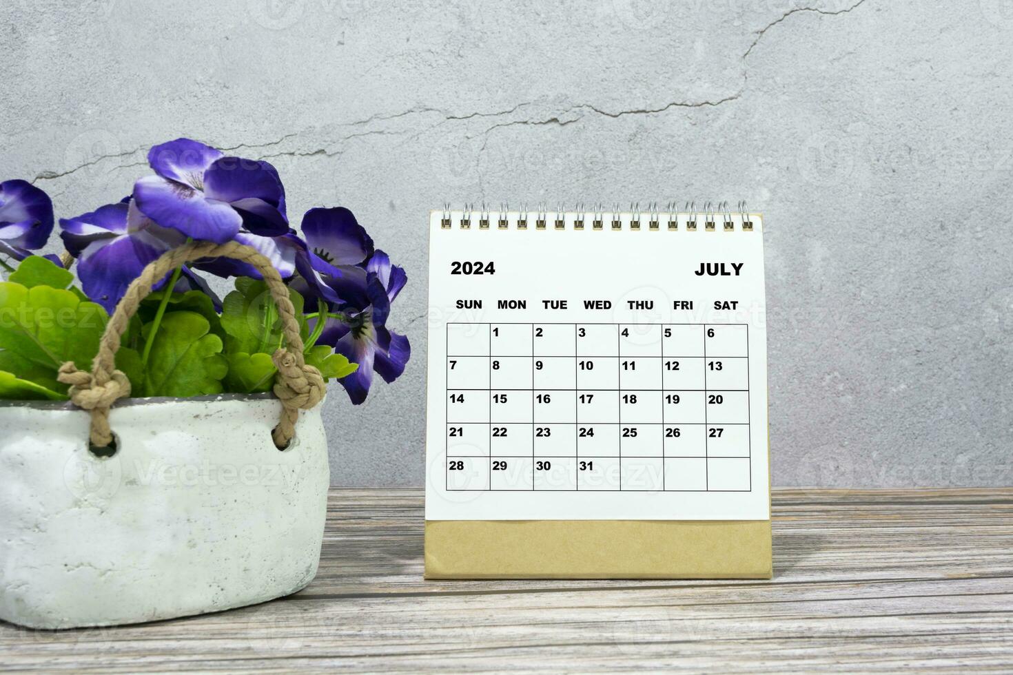 branco calendário em escritório de madeira escrivaninha com em vaso plantar. 2024 Novo ano conceito foto