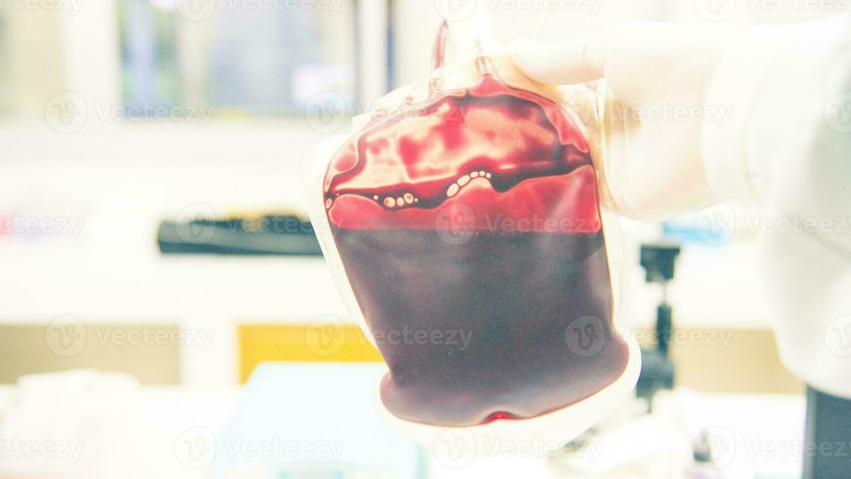 sangue saco doação Centro, transfusão conceito, poupança de vida hospital procedimento, médico fornecem dentro emergência situação foto