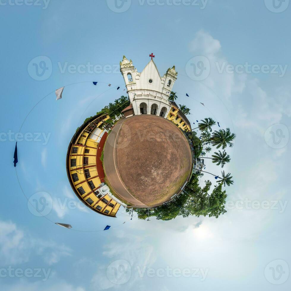 Portugal católico Igreja dentro selva entre Palma árvores dentro indiano trópico Vila em pequeno planeta dentro azul céu, transformação do esférico 360 panorama. esférico abstrato Visão com curvatura do espaço. foto