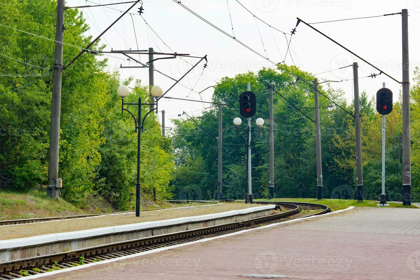 estrada de ferro plataforma para esperando para uma trem foto